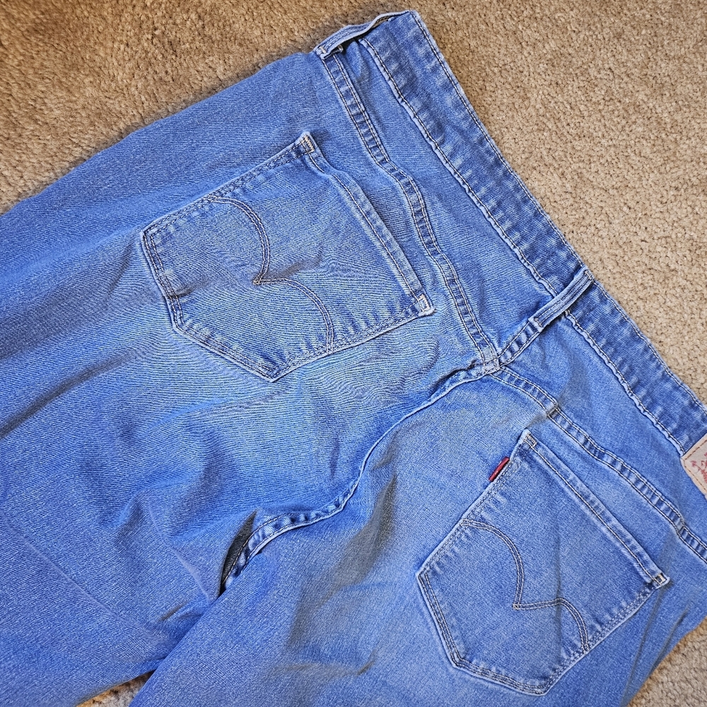 Women's Levi's 314 Shaping Straight Jeans - Picture 3 of 5